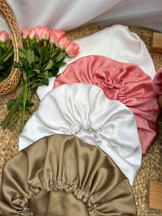 Bonnet en soie : le secret des cheveux sains pendant la nuit (et au réveil)