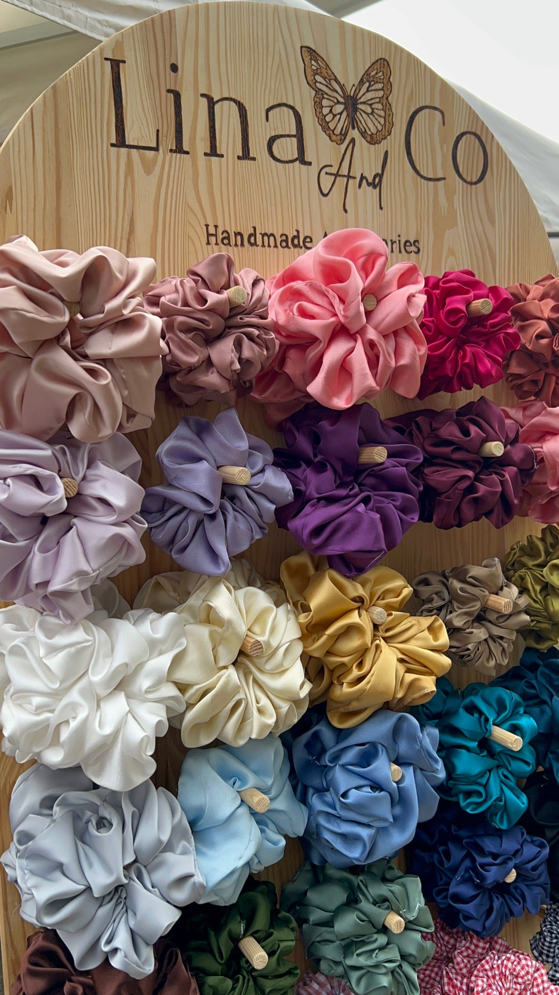 Les Bienfaits des Accessoires en Soie pour vos cheveux et votre style